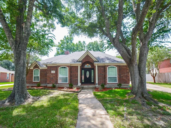 705 Eagle Lakes Dr, Friendswood, TX 77546