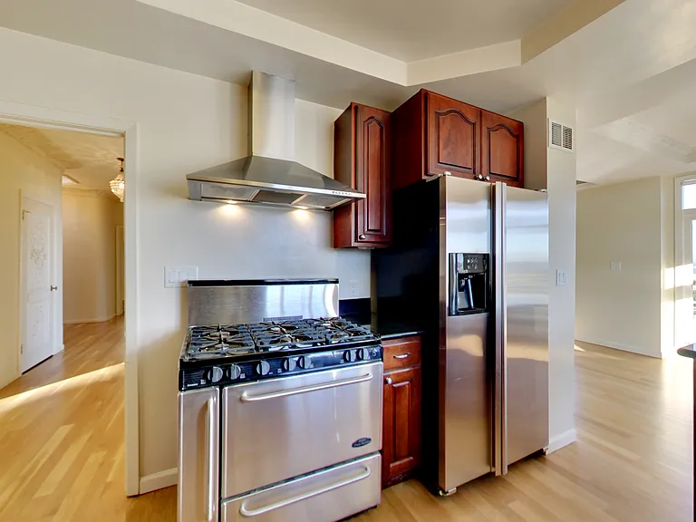 2090 Green Street (003r) — Photo 15