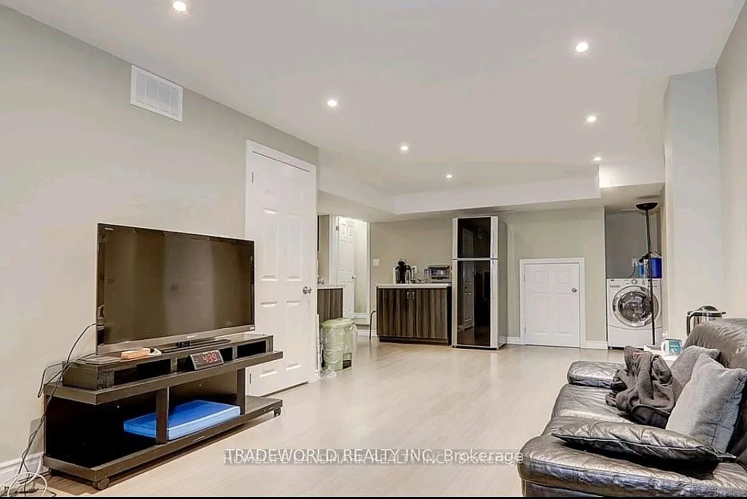 2 bed, $1,600 — Photo 1