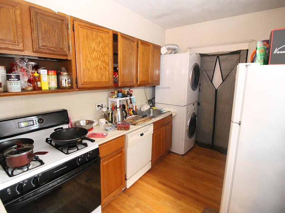 2nd image of 39 Park Vale Ave #L2