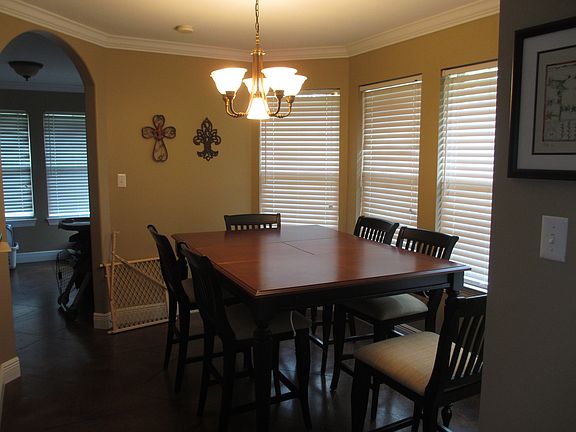 3rd image of 8601 Pinoak Ln