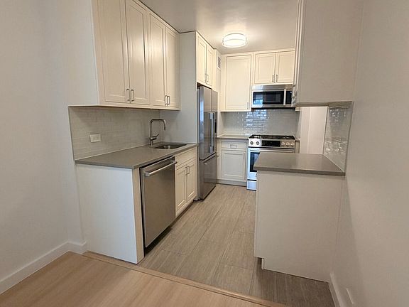 5th image of 166 E 34th St #1301