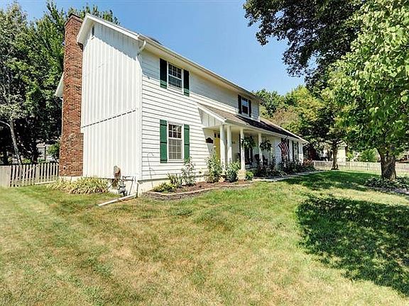 3rd image of 212 NE Clubhouse Dr
