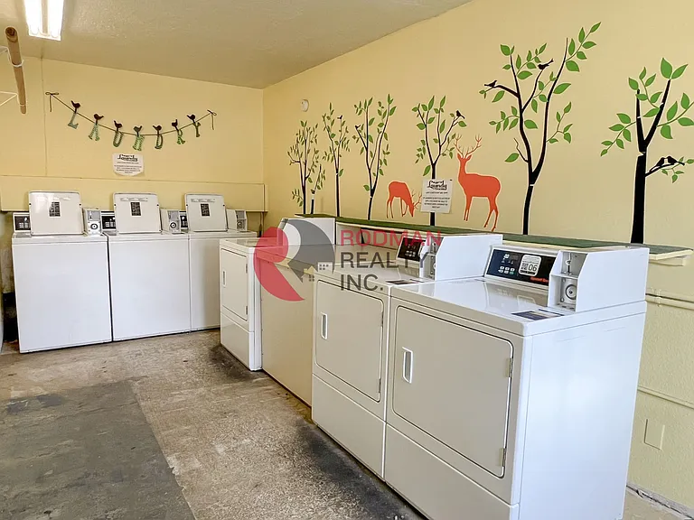 Studio West Apartments — Photo 5