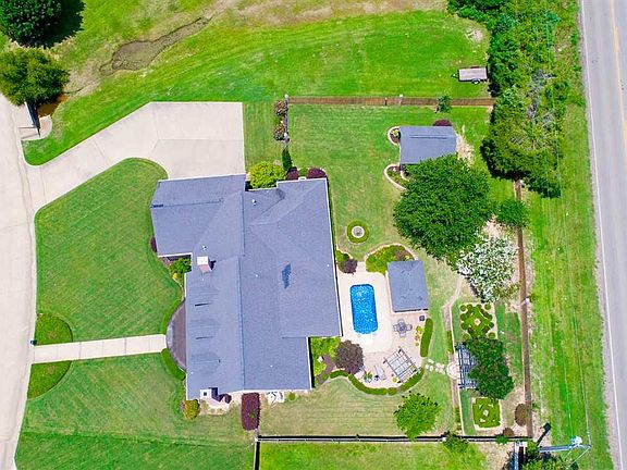 3rd image of 420 Greenhill Park Ave