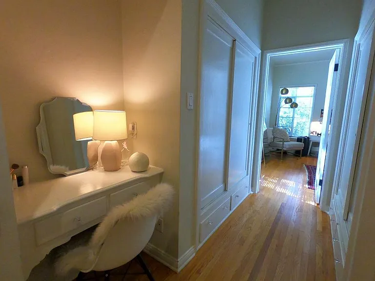 2285 N Beachwood Dr #6 — Photo 10
