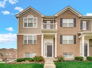 911 Charlton Ln, Naperville, IL 60563