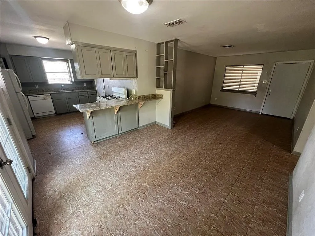 3 bed, 2.0 bath, 1271 sqft, $1,395 — Photo 2