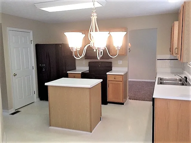 4 bed, 2.5 bath, 1947 sqft, $2,505 — Photo 3