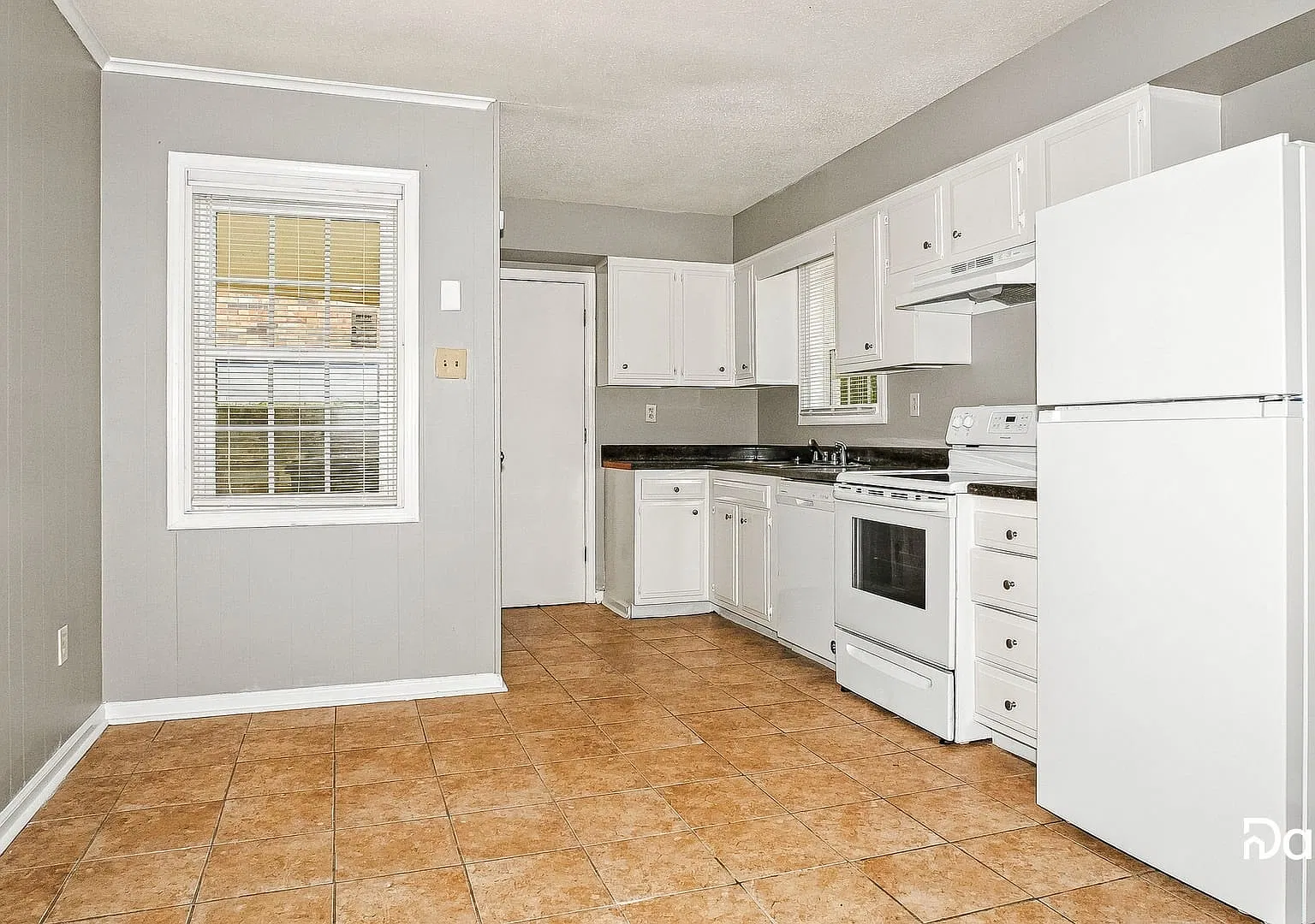 3 bed, 1.5 bath, 1228 sqft, $1,330 — Photo 3
