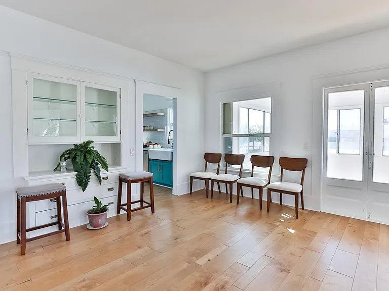 Same Dining Room with a few things in it (those have now been removed)