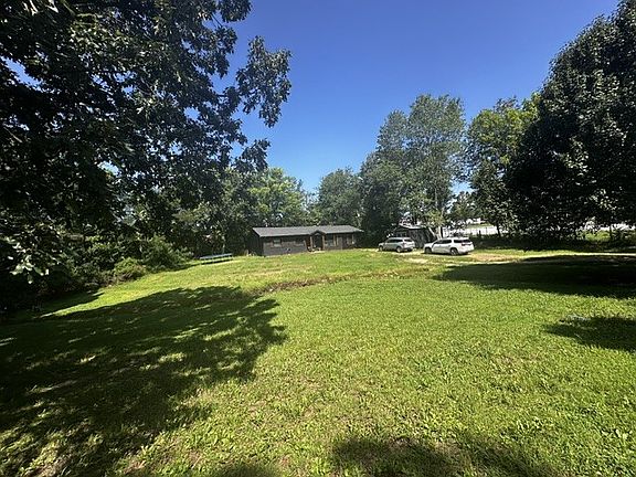 4th image of 205 Locust Dr