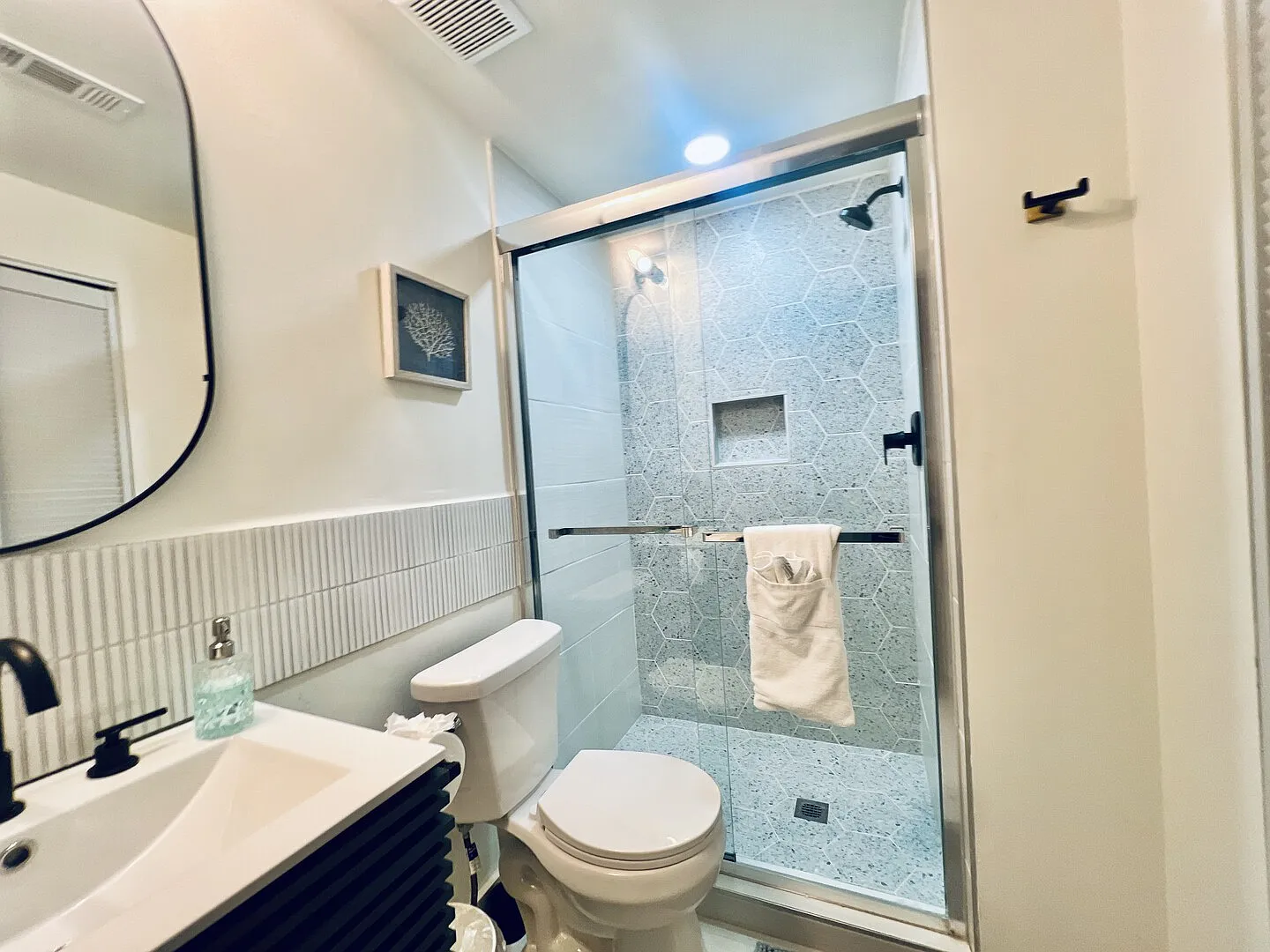 King Bed Retreat — Photo 4