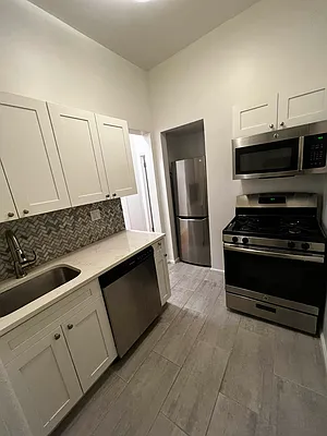 Rented by Salon Realty Corp | media 17