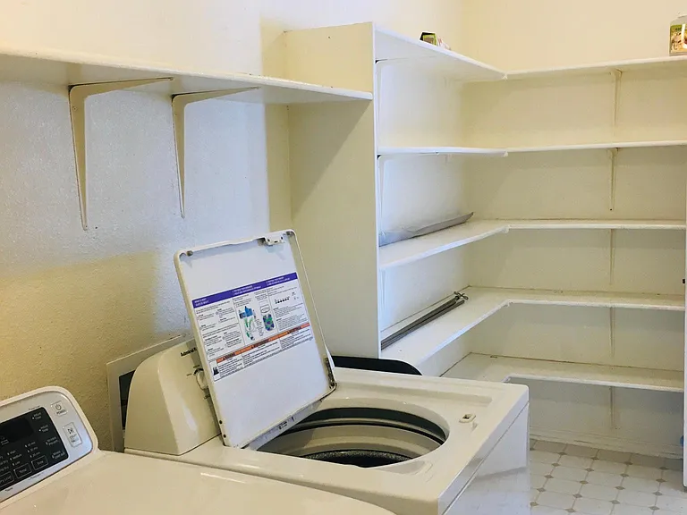 Huge space to store your pantry.