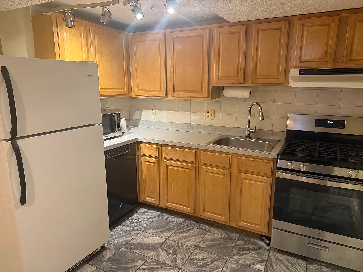 2 bed, 1200 sqft, $2,500 — Photo 3
