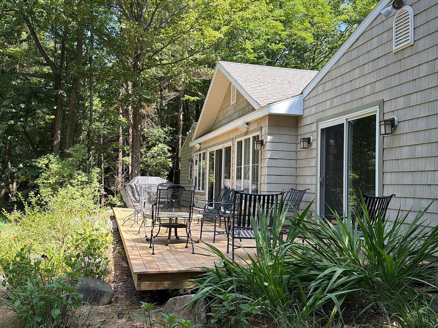 3 bed, 1600 sqft, $2,100 — Photo 1