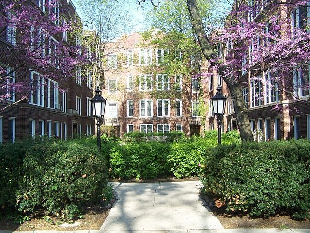 1st image of 5470 S Woodlawn Ave APT 2W
