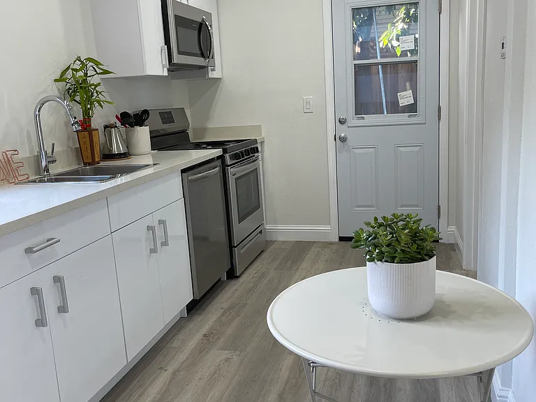 476 Arleta Ave #B — Photo 2