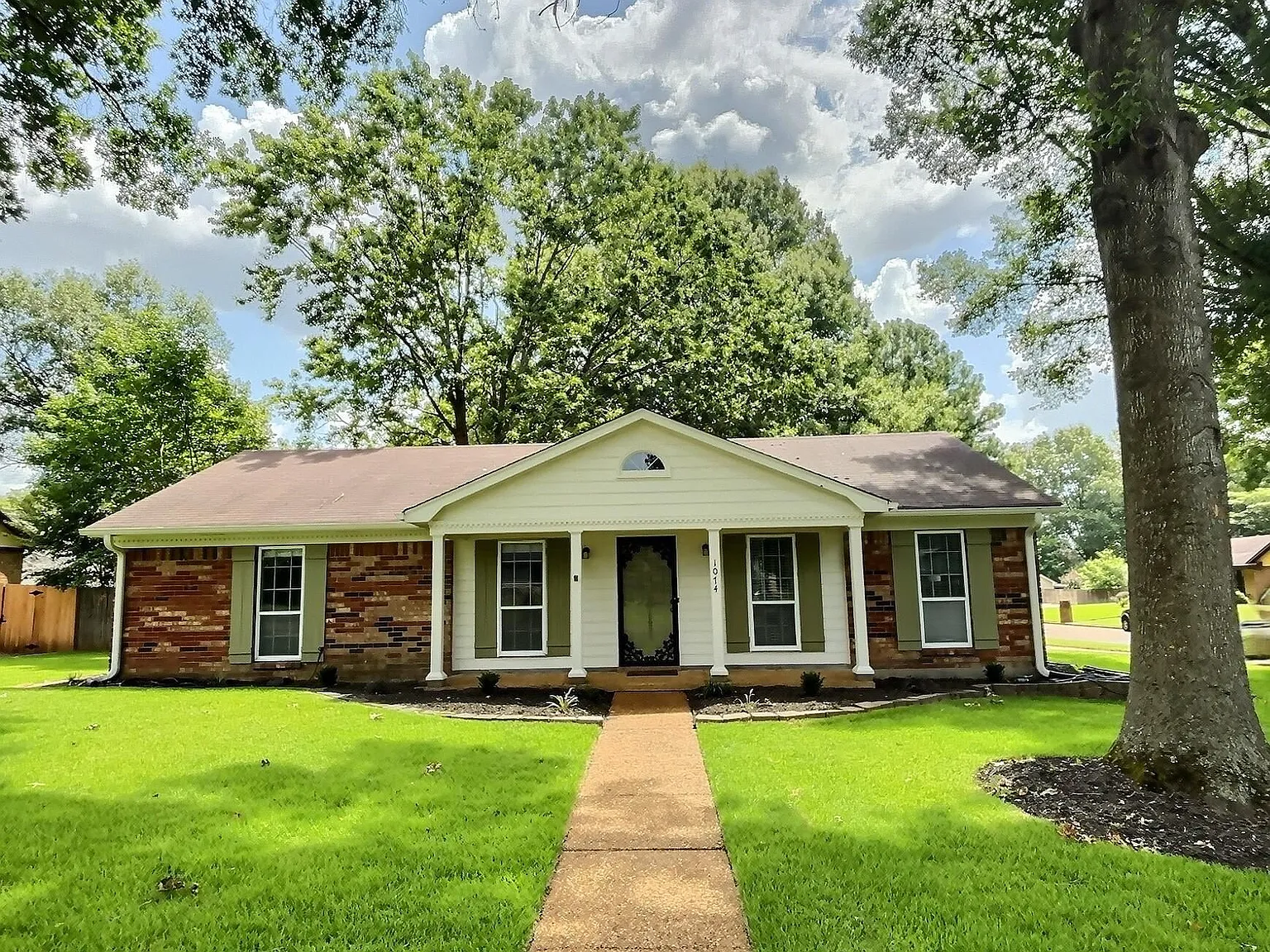 3 bed, 2.0 bath, 1384 sqft, $2,000 — Photo 2