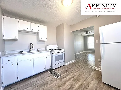 3318 E 10th St #1W Photo 1