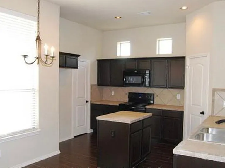 351 Orbit Dr — Photo 3