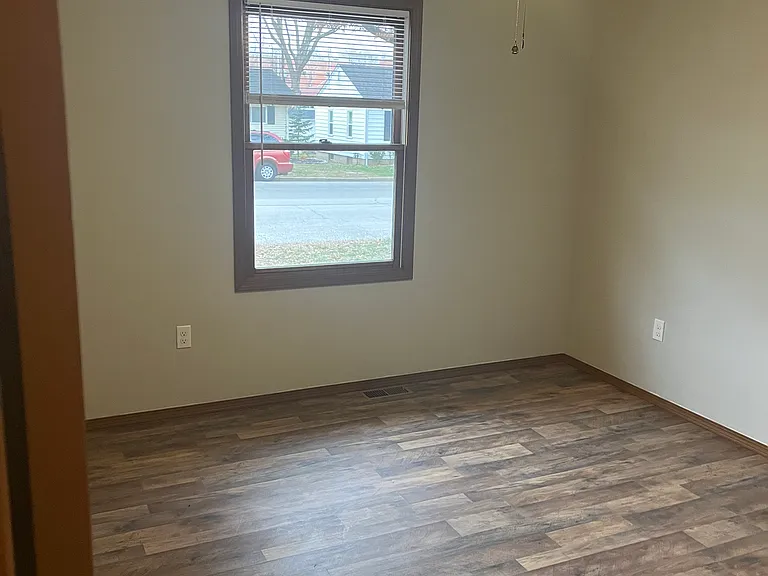 1005 E 8th St — Photo 5