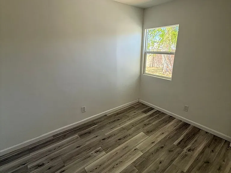 10214 Omelveny Ave — Photo 12
