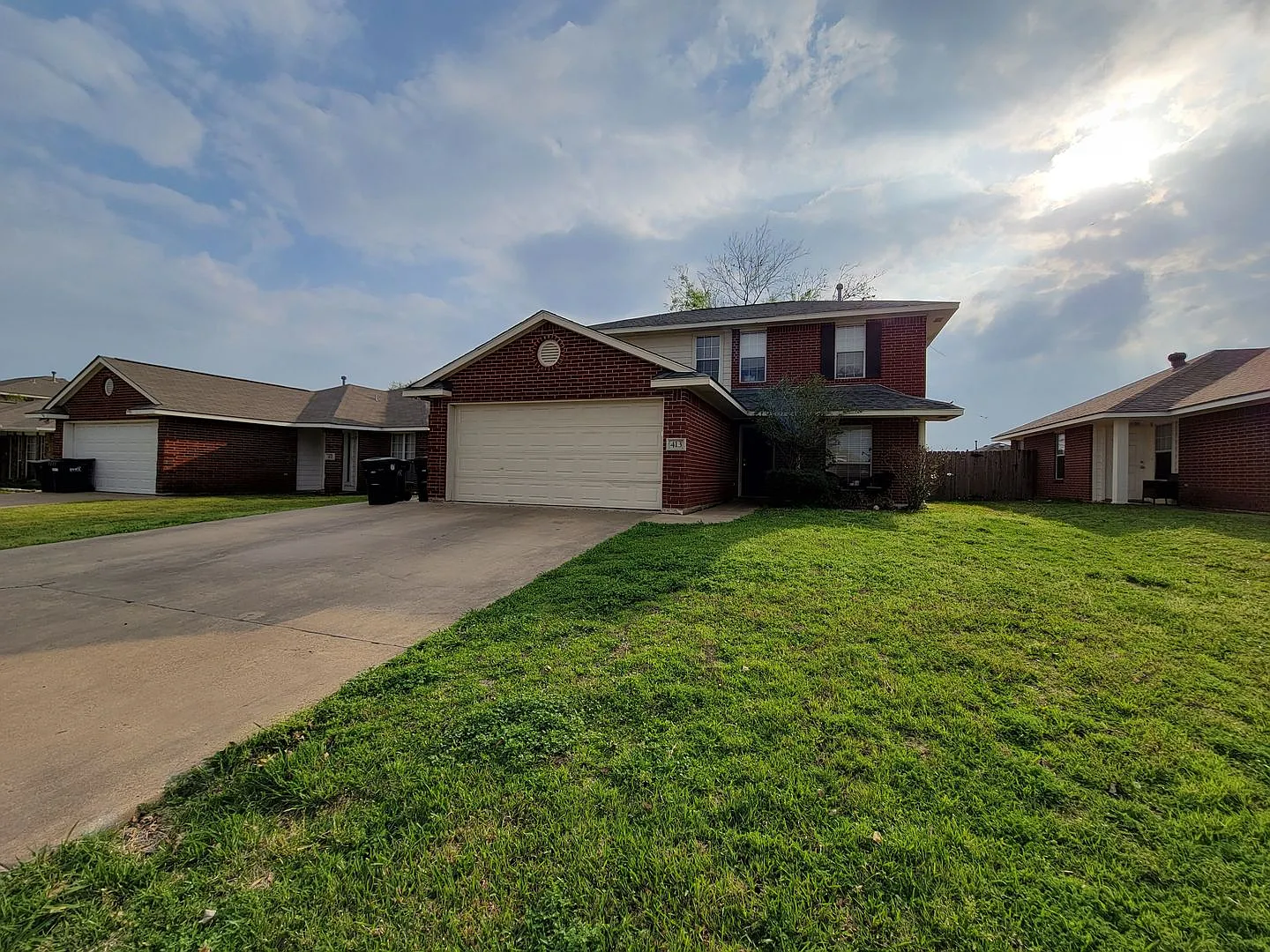 College Station - 4 bedroom - 4 bath - Fenced in yard / Home in Steeplechase Neighborhood. — Photo 2