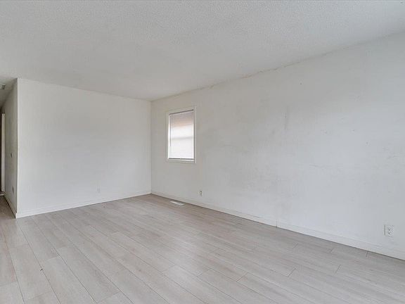 3rd image of 1502 E Del Mar St