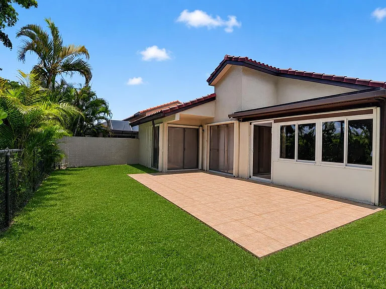 7690 Solimar Cir — Photo 30