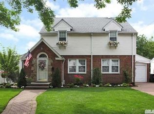 174 Locust St, Floral Park, NY 11001