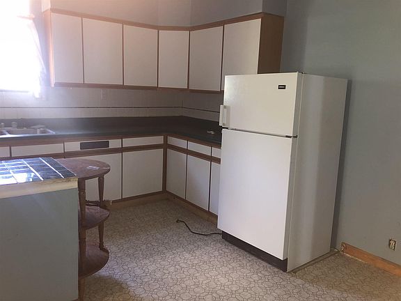 4th image of 817 W 1st St