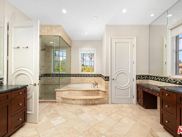 314 N Palm Dr — Photo 18