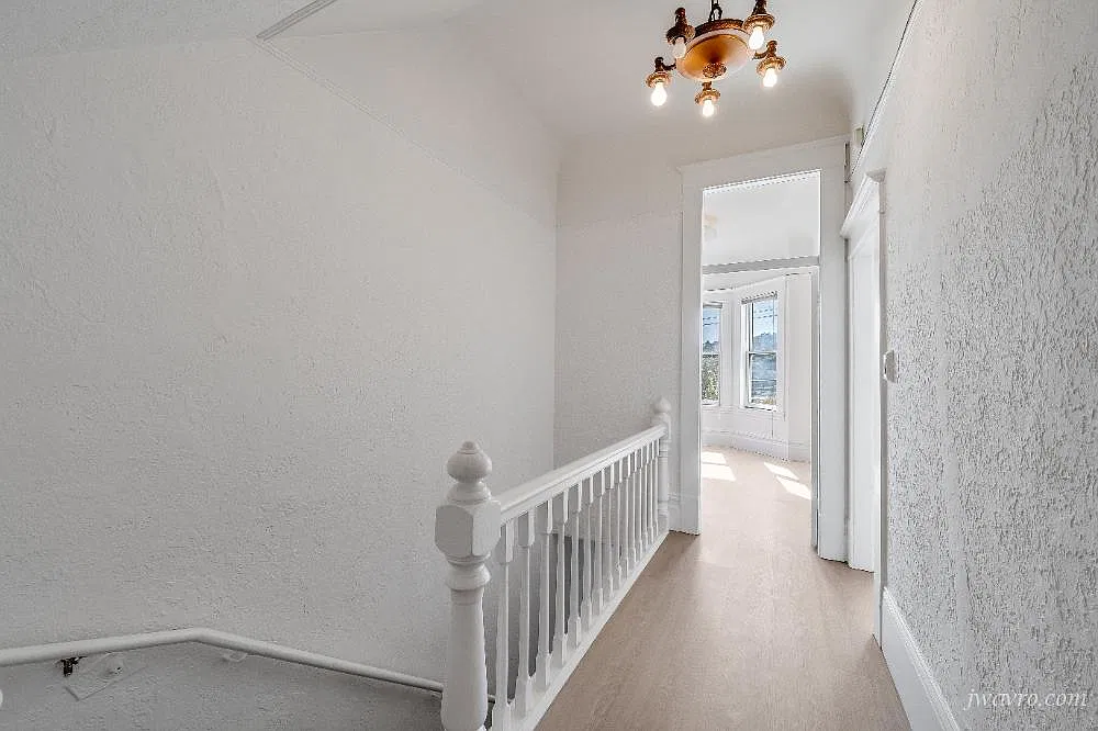 Large 3+ Bedroom 2 Bath Flat — Photo 2