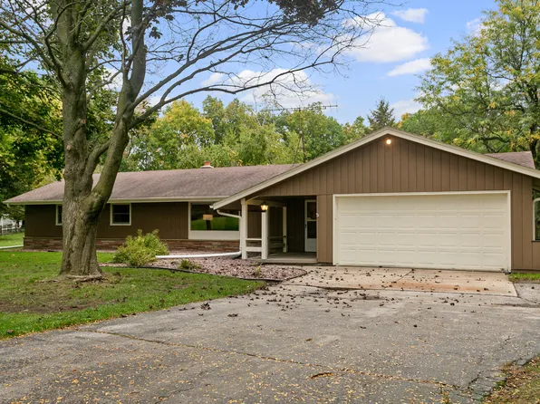 W328N4668 Circle Dr, Nashotah, WI 53058