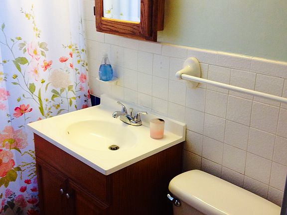 Bathroom with tub/shower