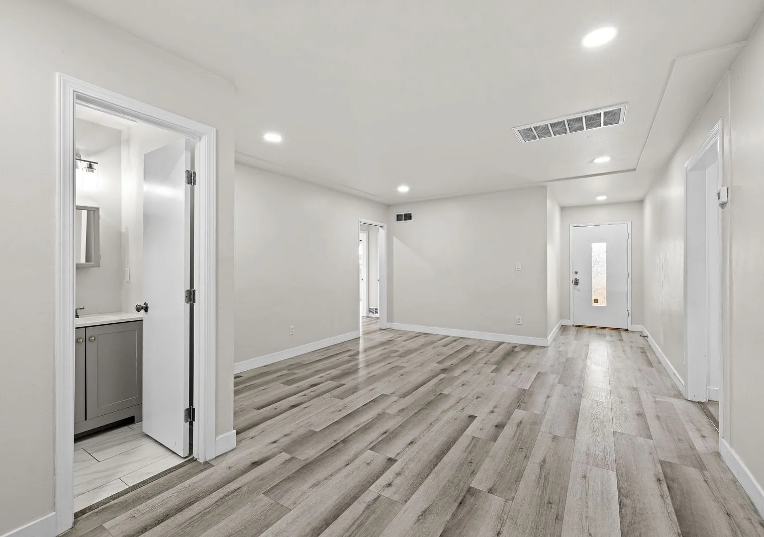 8 Bed 3 Bath House on Prime Dorothy Way - Minutes Walk to Campus!! — Photo 4