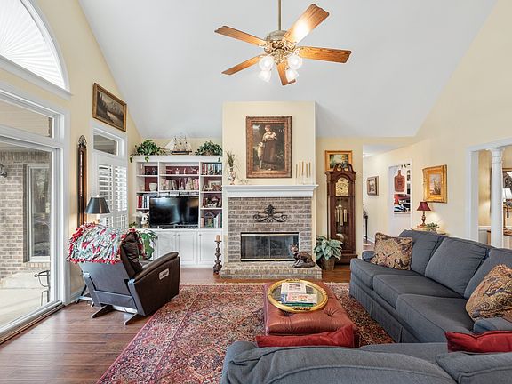 4th image of 322 Creekwood Ct