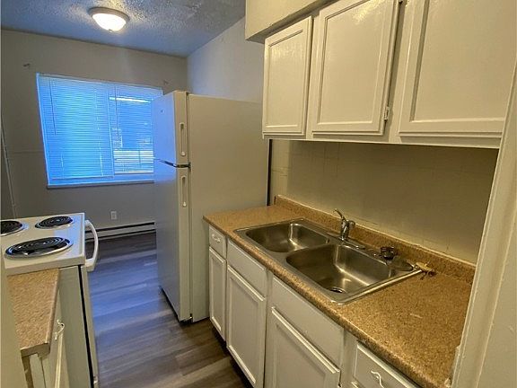 3rd image of 455 Forest Ave