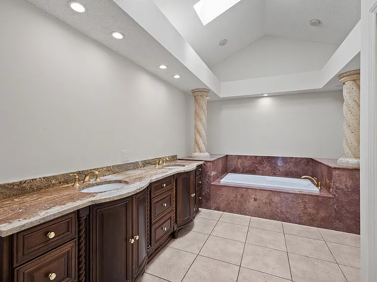 2055 Regents Blvd — Photo 18