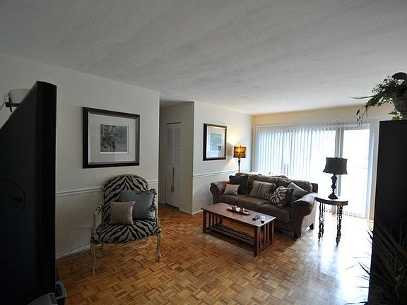 4th image of 3600 Linwood Ave #3600-404