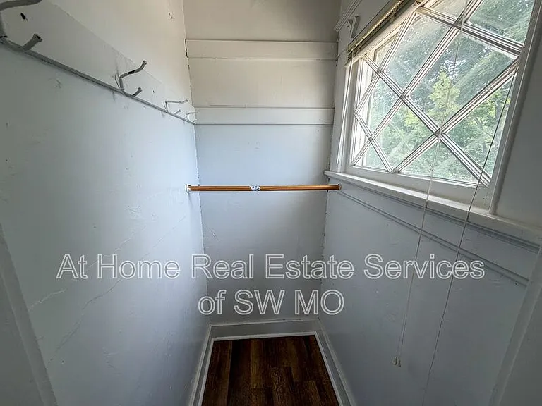 1021 E Walnut St #1 — Photo 6