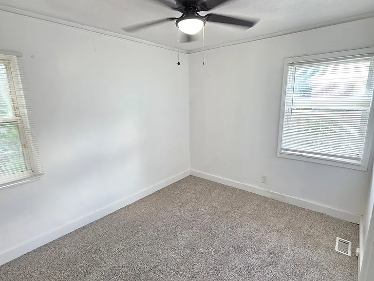 15763 Robson St — Photo 32