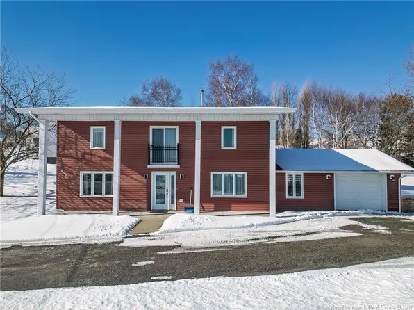 855 Walker St, Grand Falls, NB E3Z 1A4