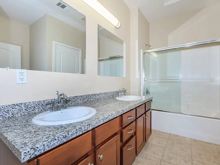 Vineyards at Palm Desert Apartment Homes — Photo 72