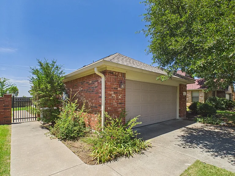 1721 Cherrywood Dr — Photo 3