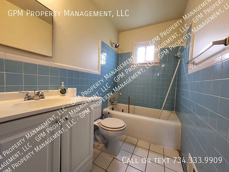 2036 Alberta St — Photo 11
