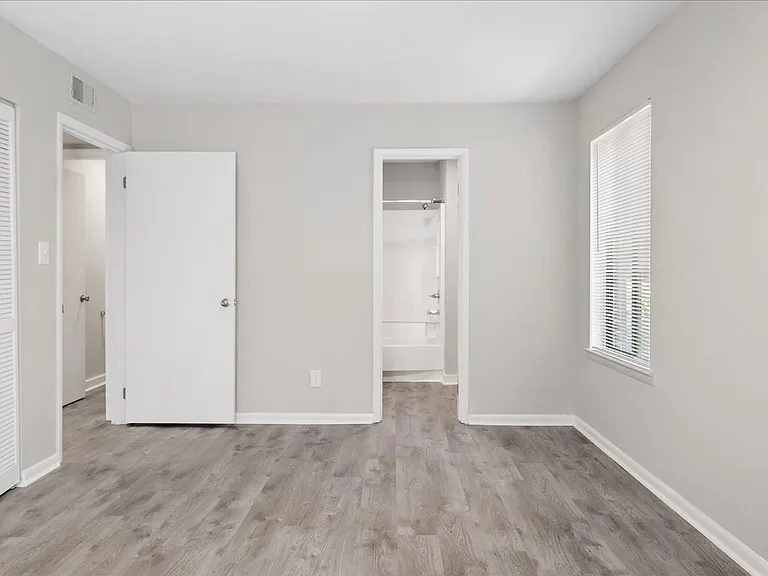 Orleans Apartments — Photo 15