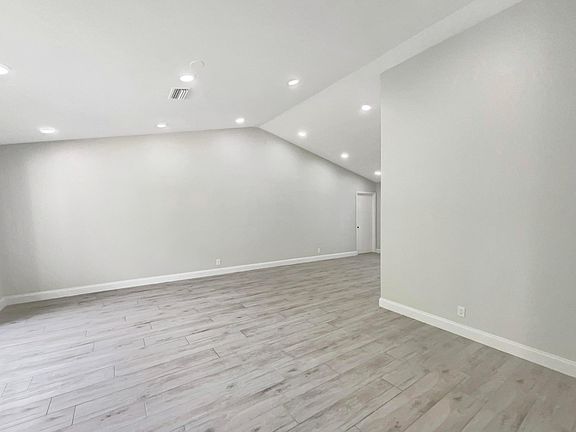 4th image of 15431 105th Drive N
